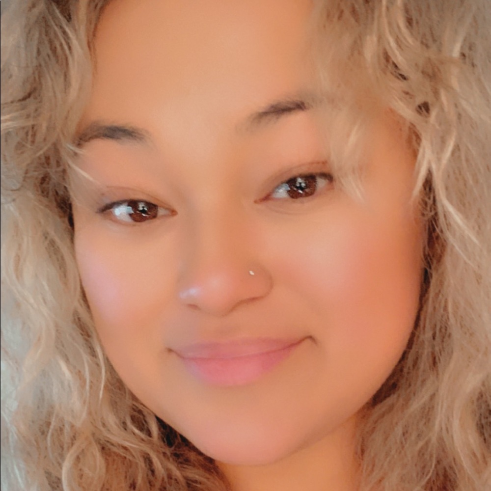 Meet your Posher, Claudia